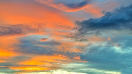Fototapeta premium the view of the clouds in the afternoon is very colorful