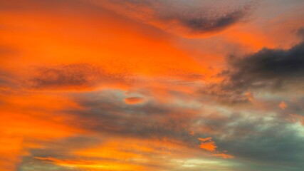 Fototapeta premium the view of the clouds in the afternoon is very colorful