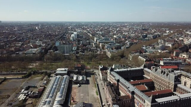 Vue de la gare  Saint Sauveur et du parc Jean Baptiste Lebas &agrave; Lille