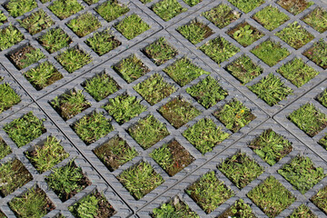 Dalles composites modulaires en plastique recyclé, aménagement écologique urbain sol drainant...