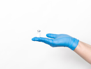 Ärztin hält eine Impfdose mit einem Impfstoff in der Hand