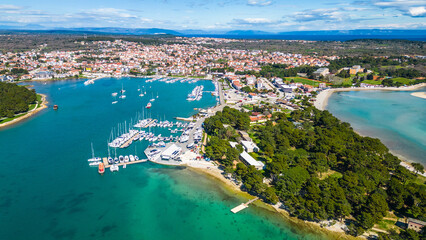 Obraz premium Aerial drone view of the beautiful Park šuma Kašteja (Kasteja), a lush green oasis on a peninsula near Medulin, Croatia. Surrounded by crystal-clear Adriatic waters