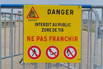 Danger Interdit au public Zone de tir Ne pas franchir Panneau sur une barri&egrave;re dans une zone de tir de feu d'artifices (Pyrotechnie).