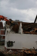 ein altes haus wird abgebrochen