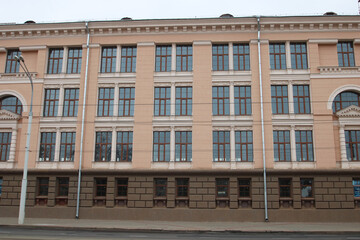 Fototapeta premium A big building with many windows and a street light out front