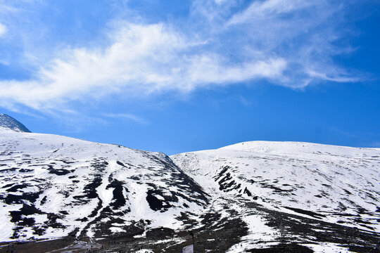 Sikkim Zero Point also known as Yume Samdong, is a high-altitude meadow. Th place e noted for its stunning views of snow-capped mountains and famous travel destination in India 
