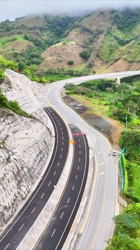 Video a&eacute;reo realizado con drone sobre la nueva v&iacute;a que pertenece a la "Conexi&oacute;n Pac&iacute;fico 1" unidad Funcional 2 en  las zonas rurales de los municipios de Amag&aacute; y Titirib&iacute;, Antioquia, Colombia.