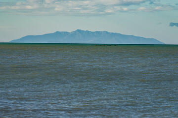 Vista dell’isola d’Elba dalla spiaggia di Vada (LI)