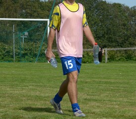 le footballeur rentre au vestiaire