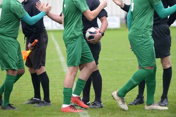 présentation joueurs et arbitres au match de football	