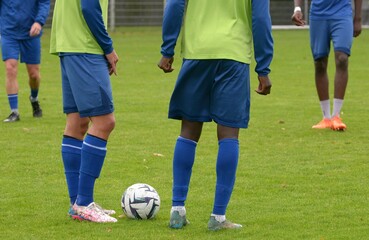 les joueurs de football à l'échauffement