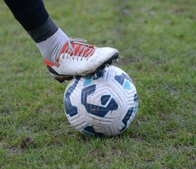 le pieds sur le ballon au football