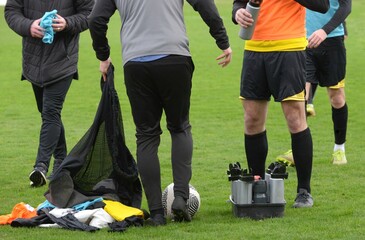 encadrement et ramassage des ballons sur le terrain au football	