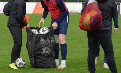 encadrement et ramassage des ballons sur le terrain au football	