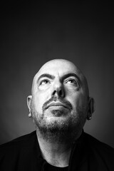 Uomo pensieroso e preoccupato