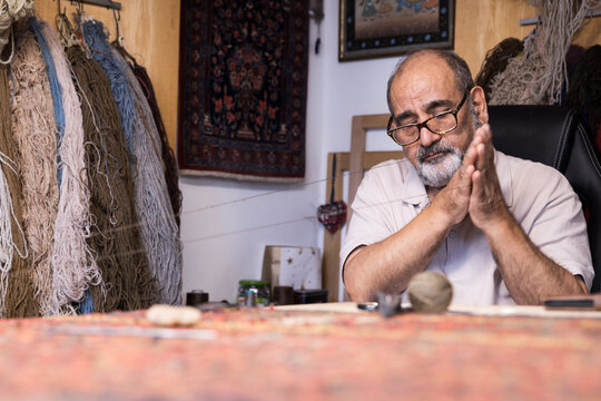 Iranian carpet master restores rare textiles in Salzburg workshop