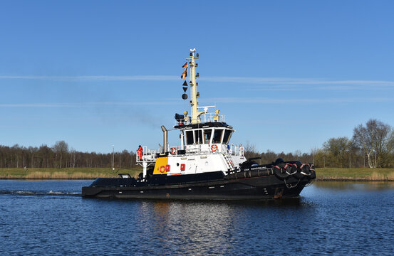 Schlepper OSK RENDSBURG f&auml;hrt im Nord-Ostsee-Kanal 