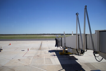 PUENTE DE ABORDAJE QUE CONECTA CON LA PISTA DE ATERRIZAJE EN AEROPUERTO