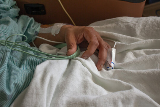 PACIENTE ENFERMO EN HOSPITAL RECIBIENDO SUERO POR UNA MANGUERA