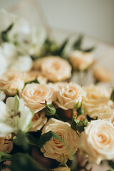 A bouquet of white and yellow roses