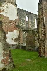 Les vieilles pierres chargées d'histoire dans le labyrinthe des ruines de l'abbaye de...