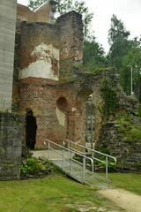 Restes des vieux murs en partie démantelées aux ruines de l'abbaye de Villers-La-Ville en Brabant Wallon 