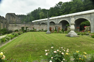 Jardin passant sous les arches du viaduc du chemin de fer à l'abbaye de Villers-la-Ville en...