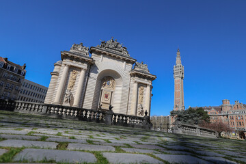 La Porte de Paris à Lille et le Beffroi de la mairie 
