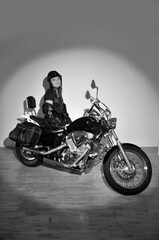 Fototapeta premium mulher com motocicleta custom 