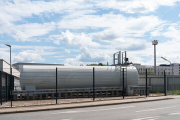 Obraz premium Industrial tank behind metal fence.