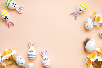 Obraz premium Easter bunny eggs and daffodils