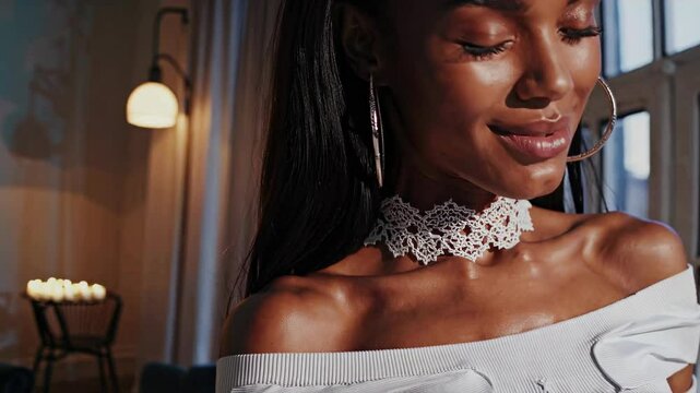 Primer Plano de Mujer con Maquillaje Natural Ideal para Fragancias y Cosm&eacute;tica  
