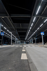 Pusta ulica nocą, znak drogowy z białą strzałką, perspektywa głębi   © Kacper