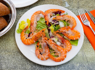 Appetizing baked shrimp with lemon and fresh vegetables