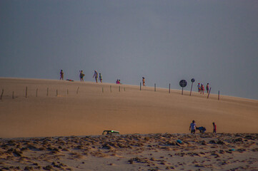 Praia Tropical Brasil Kitesurf Dunas Areia Coqueiros Mar Oceano Vento Sol Céu Azul Esporte...