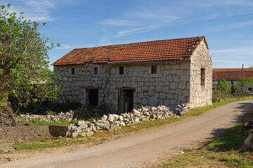 Budynek gospodarczy pamiętający wojnę w Jugosławii   An outbuilding remembering the war in Yugoslavia   Gospodarska zgrada uspomena na rat u Jugoslaviji © Adrian White