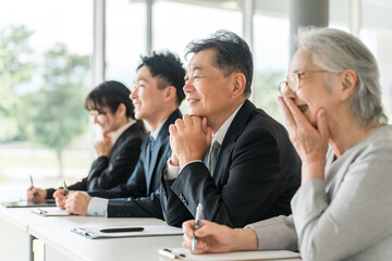 スーツ姿の高齢者・シニアと若者（セミナー・講習会・家族セミナー）
