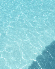 Obraz premium serene textured water surface with natural undulating patterns reflecting light