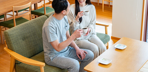 リビングでコーヒーを飲む夫婦