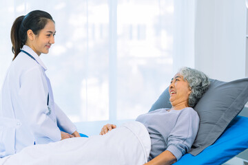 Obraz premium Asian female doctor consulting elderly patient at home, explaining diagnosis and treatment plan, providing health care to elderly woman, medical health concept