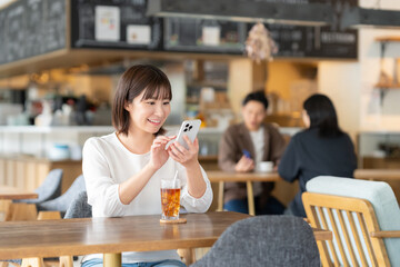 カフェでくつろぐ若い女性
