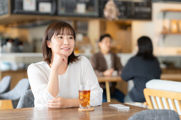 カフェでくつろぐ若い女性