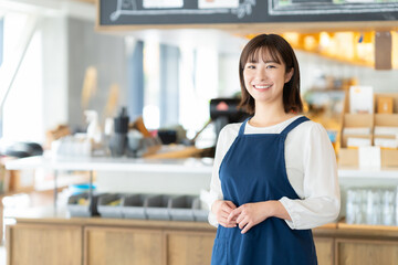 カフェで働く若い女性