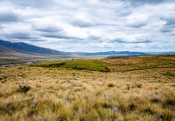 Fototapeta premium Beautiful mountainous landscape hills new zealand summer green yellow vast view scenery otago stunning paradise