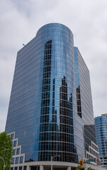 Obraz premium Skyscraper building architecture. Business skyscraper of glass. Modern glass building. Skyscraper in city downtown. City life. City downtown with skyscraper. Office building in business district