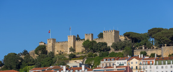Obraz premium Skyline of Lisbon city, Portugal, many colorful houses in the Alfama district with Fort view