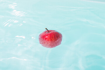水に浮くリンゴ