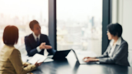 オフィスで会議するビジネスパーソンのグループのぼかしイメージ