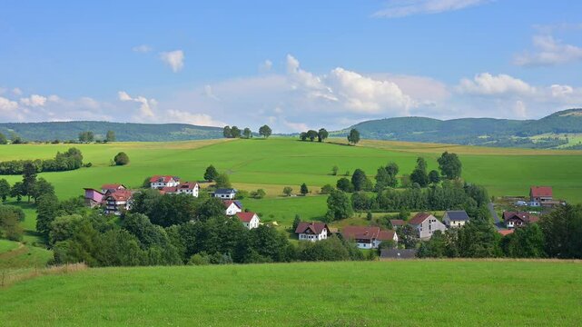 Mittelgebirgslandschaft, Dorf, Sommer, Maiersbach, Gersfeld, Rh&ouml;n, Hessen, Deutschland, Europa