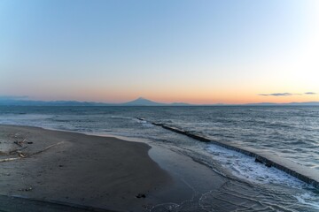 御前崎から望む薄明けの富士山
